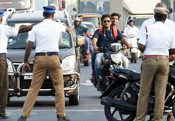 இனி பின்னால் அமர்ந்து செல்பவர்களுக்கும் சிக்கல்..   அமலுக்கு வந்த புதிய போக்குவரத்து விதி என்ன தெரியுமா?