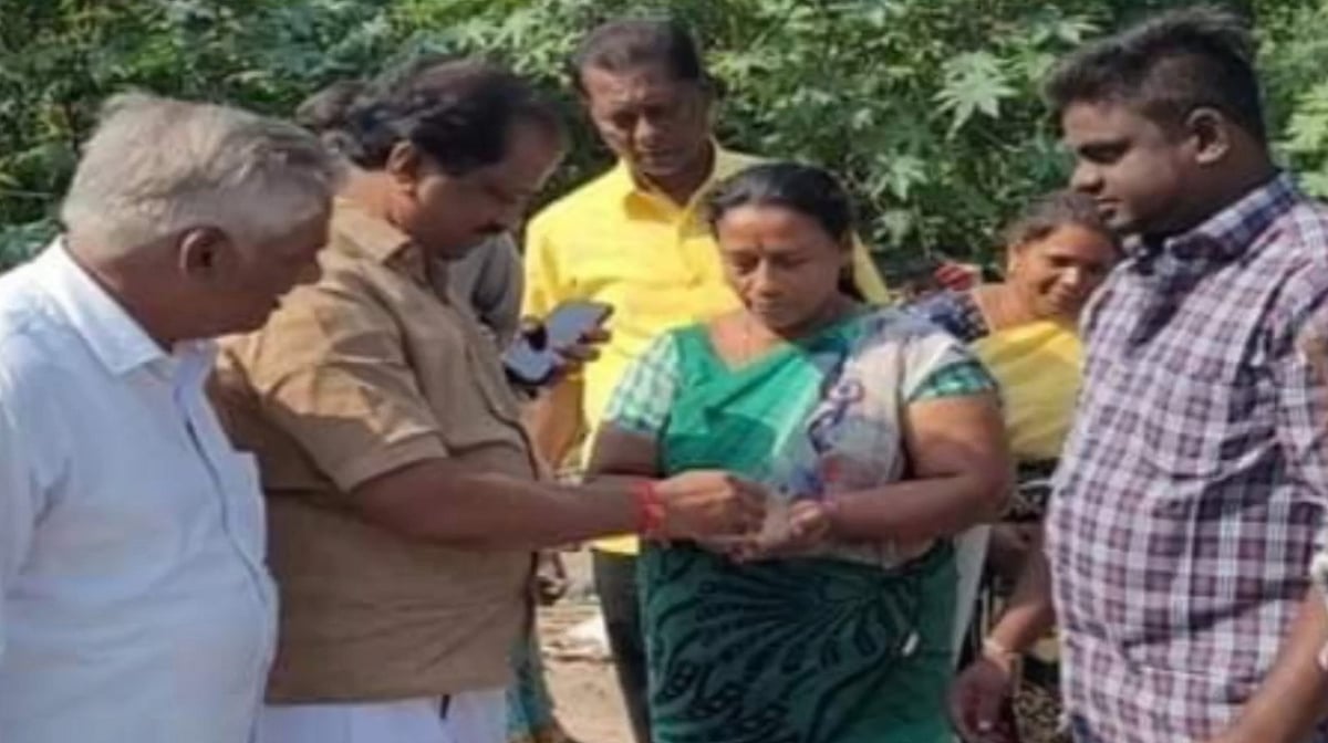 “குப்பை வண்டியில் தவறவிட்ட வைர கம்மல் - மீட்டுக்கொடுத்த நகரமன்ற தலைவர்” : குவியும் பாராட்டு !