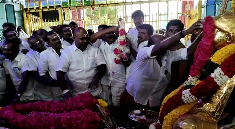 “வந்தியா.. சாமி கும்பிட்டு ஓடிடு”: எடப்பாடி வாழ்க என்று கோஷமிட்ட உதயகுமார் பசும்பொன்னில் விரட்டியடிப்பு!