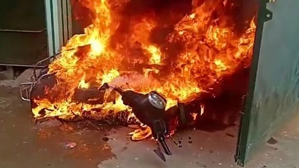 ஸ்டார்ட் செய்தபோது பற்றி எரிந்த மின்சார ஸ்கூட்டர்.. பதறியடித்து ஓடிய உரிமையாளர்!