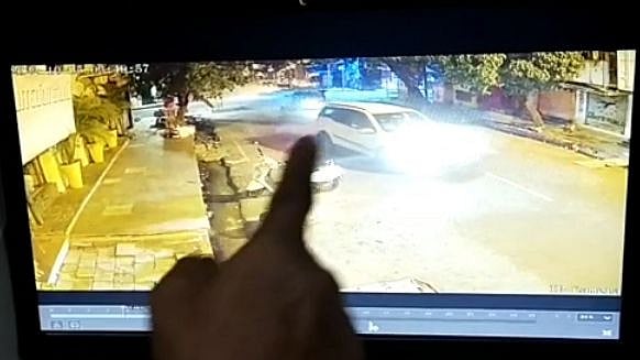 அதிவேகத்தில் ஆட்டோவை அடித்து தூக்கிய சொகுசு கார் : சுற்றுலா வந்த இடத்தில் நடந்த விபரீதம் - ஒருவர் பலி!