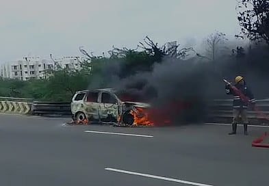 சாலையில் சென்றபோது திடீரென பற்றி எரிந்த சொகுசு கார்.. நூலிழையில் உயிர் தப்பிய ஓட்டுநர்: நடந்தது என்ன?