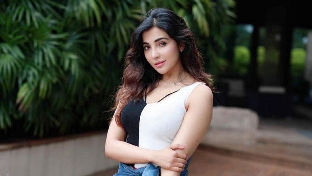 வீட்டில் இருந்து ரூ. 9 லட்சம் மதிப்பிலான 2 கைக்கடிகாரம் திருட்டு.. போலிஸில் புகார் கொடுத்த பிரபல நடிகை!