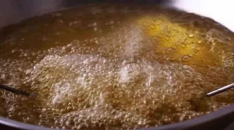 இப்படி ஒரு மரணமா ? கால் வழுக்கி கொதிக்கும் எண்ணெயில் விழுந்து மீன் வியாபாரி பலி.. சென்னையில் அதிர்ச்சி !