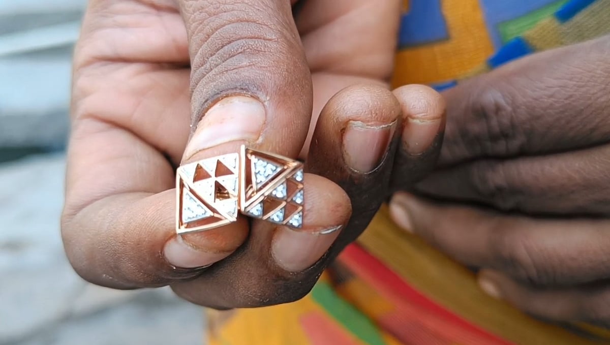 “குப்பை வண்டியில் தவறவிட்ட வைர கம்மல் - மீட்டுக்கொடுத்த நகரமன்ற தலைவர்” : குவியும் பாராட்டு !