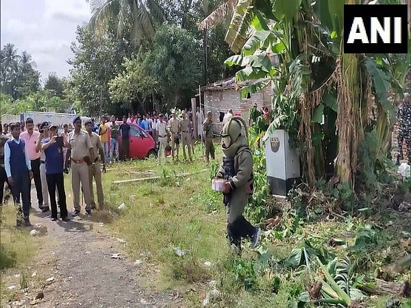 தண்டவாளத்தில் இருந்த வெடிகுண்டு.. பந்து என நினைத்து விளையாடிய சிறுவர்கள்.. இறுதியில் நடந்த கொடூரம்!