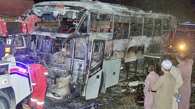 திடீரென தீப்பிடித்த ஓடும் பேருந்து.. உடல் கருகி 21 பேர் பலி.. உயிர்பிழைக்க சென்றவர்களுக்கு நேர்ந்த சோகம்!