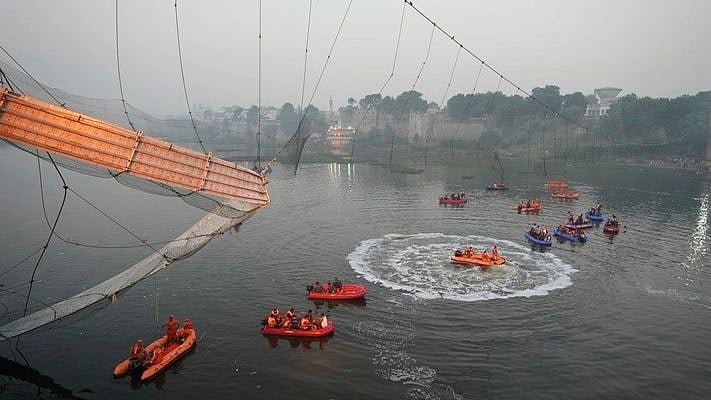 அறுந்து விழுந்த பாலம்.. 132 பேர் தண்ணீரில் மூழ்கி பலி: மனதை பதறவைக்கும் துயர சம்பவம் நடந்தது எப்படி?