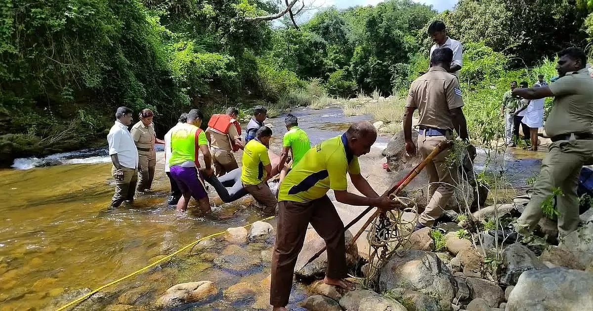 தேனி : ஆற்றில் குளிக்க சென்ற புதுமண தம்பதியினர்.. கணவரை காப்பாற்ற முயன்ற மனைவிக்கும் நேர்ந்த சோகம் !