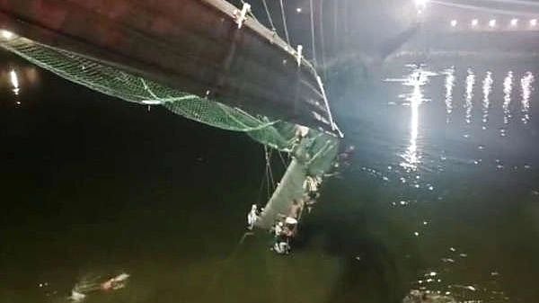 கூட்டத்தை கட்டுப்படுத்தவில்லை.. பாலம் அறுந்த விபத்திலிருந்து தப்பியவர் கூறிய பரபரப்பு தகவல்!