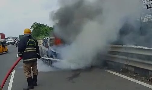 சாலையில் சென்றபோது திடீரென பற்றி எரிந்த சொகுசு கார்.. நூலிழையில் உயிர் தப்பிய ஓட்டுநர்: நடந்தது என்ன?