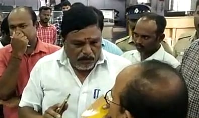 சட்னியில் வெந்து கிடந்த பல்லி.. பிரபல ஹோட்டலில் டிபன் சாப்பிட்டவர்கள் அதிர்ச்சி!