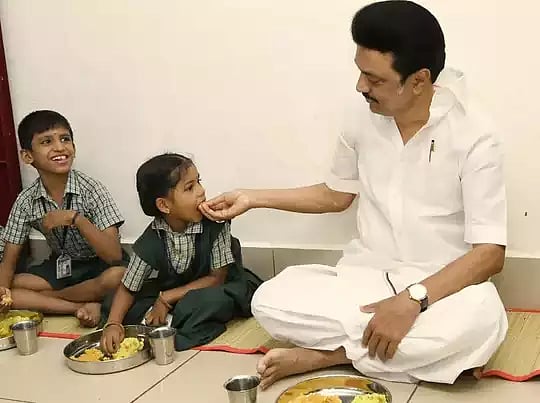 இடைநிற்றல் மாணவர்களின் கைப்பிடித்து  உயர்கல்விக்கு அழைத்து செல்லும் கல்வித் தந்தையே முதல்வர்: முரசொலி!