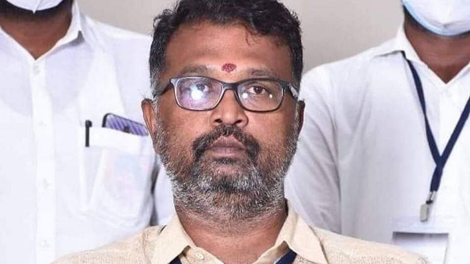 வேலை வாங்கித் தருவதாக ரூ.12 லட்சம் மோசடி.. அதிமுக தகவல் தொழில்நுட்ப பிரிவு நிர்வாகியை கைது செய்த போலிஸ்!