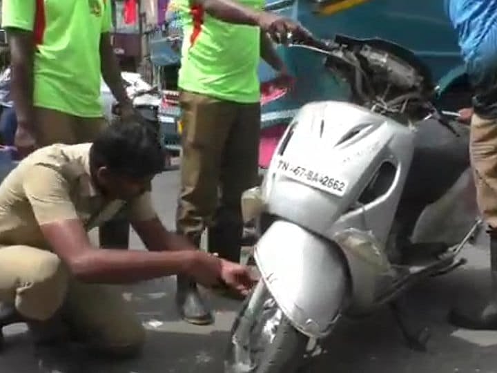 சாலையில் ஓடும் scooty-ல் இருந்து எட்டி பார்த்த பாம்பு.. வண்டியை போட்டுவிட்டு அலறியடித்து ஓடிய பெண்..