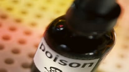 காதலன் பேசாததால் விஷம் அருந்திய சிறுமி.. உடன் இருந்த தோழிகளும் விஷம் குடித்த சோகம்.. ம.பி-யில் அதிர்ச்சி!