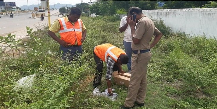 சாலையோரத்தில் கிடந்த ரூ.500 நோட்டு கட்டுகள்.. அள்ளிச்சென்ற பொதுமக்களுக்கு காத்திருந்த அதிர்ச்சி !