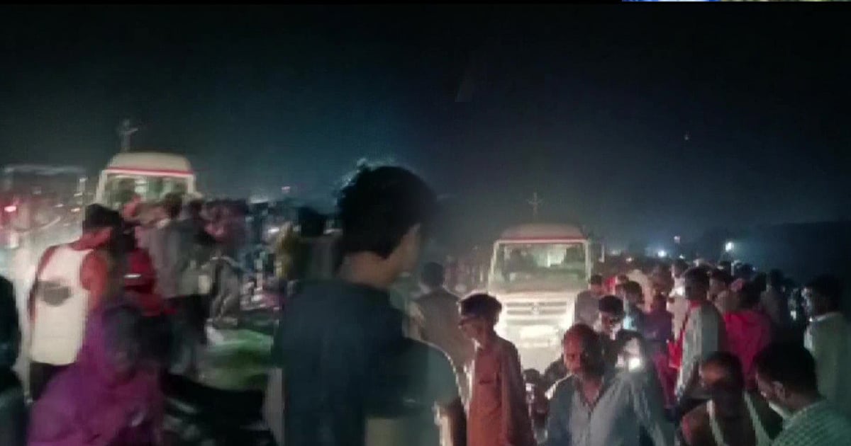 சாலையோர குளத்தில் தலைக்குப்புற கவிழ்ந்த டிராக்டர்..26 பேர் பலி..கோவிலுக்கு சென்றவர்களுக்கு நேர்ந்த சோகம்!