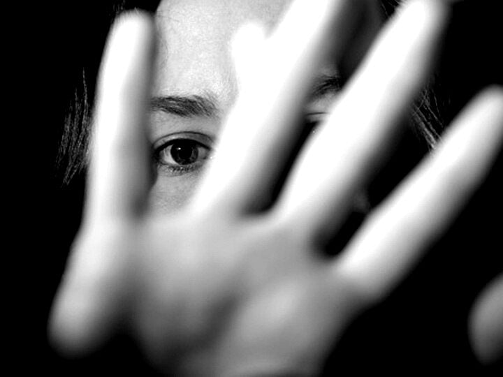 சிறுமியை கடத்தி போதையாக்கி பாலியல் வன்கொடுமை..  4 பேர் கொண்ட கும்பல் வெறிச்செயல்.. கேரளத்தில் அதிர்ச்சி !