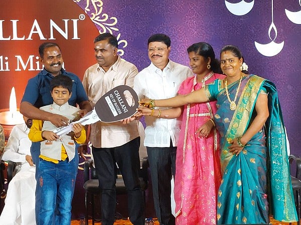 கார் மற்றும் பைக் பரிசு..  ஊழியர்களைத் திக்குமுக்காட வைத்த பிரபல ஜூவல்லர்ஸ் நிறுவனம்!