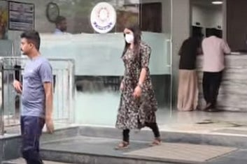 71 வயது முதியவருடன் நெருக்கமாகப் பழகி ரூ. 3 லட்சம் ஏமாற்றிய பெண்.. போலிஸில் சிக்கியது எப்படி?