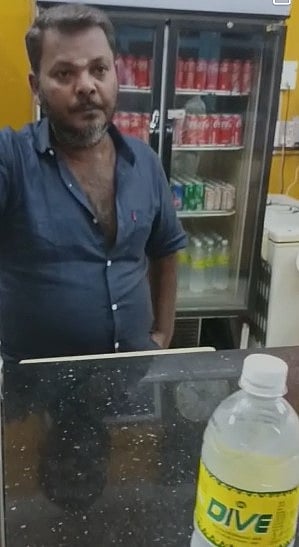 தண்ணீர் பாட்டிலில் இருந்த பல்லி.. திரையரங்கில் படம் பார்க்க வந்தவருக்குக் காத்திருந்த அதிர்ச்சி!