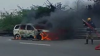 சாலையில் சென்றபோது திடீரென பற்றி எரிந்த சொகுசு கார்.. நூலிழையில் உயிர் தப்பிய ஓட்டுநர்: நடந்தது என்ன?