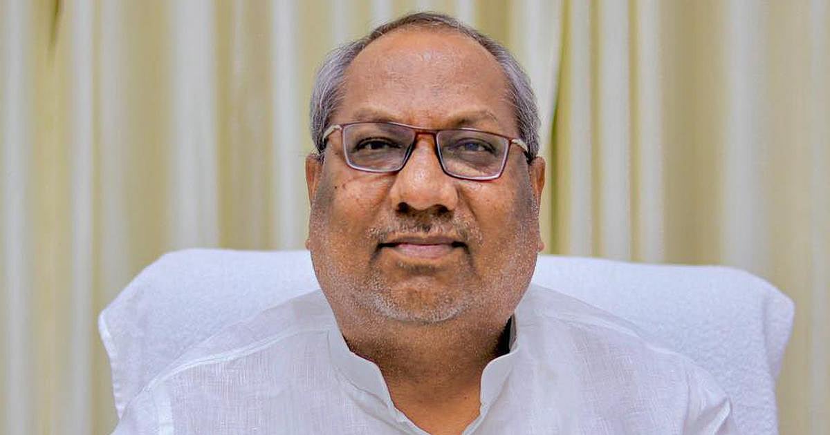 மூச்சுக்கொடுத்து பேசியும் கண்டுகொள்ளாத தொண்டர்கள்.. வெடுக்கென மைக்கை தூக்கி எறிந்த பா.ஜ.க அமைச்சர் !