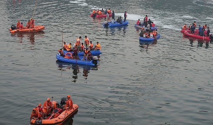 அறுந்து விழுந்த பாலம்.. 132 பேர் தண்ணீரில் மூழ்கி பலி: மனதை பதறவைக்கும் துயர சம்பவம் நடந்தது எப்படி?