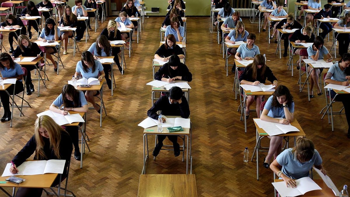 எலே நீ ஒரு ஆர்ட்டிஸ்ட்டுனு நிரூபிச்சிட்டலே.. 11 பேனாக்களின் மேல் பிட் எழுதி சென்ற கில்லாடி மாணவன்!
