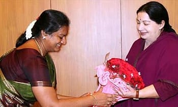 அரசு உத்தரவை மதிக்காத சசிகலா புஷ்பா : வீட்டில் இருந்த பொருட்களை தூக்கி வெளியே எறிந்த டெல்லி அதிகாரிகள் !