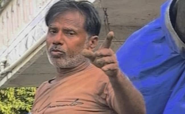 “பில்கிஸ் பானு வீட்டுக்கு முன்பு பட்டாசுக் கடை போட்ட குற்றவாளி” : வேடிக்கை பார்க்கும் குஜராத் போலிஸ் !