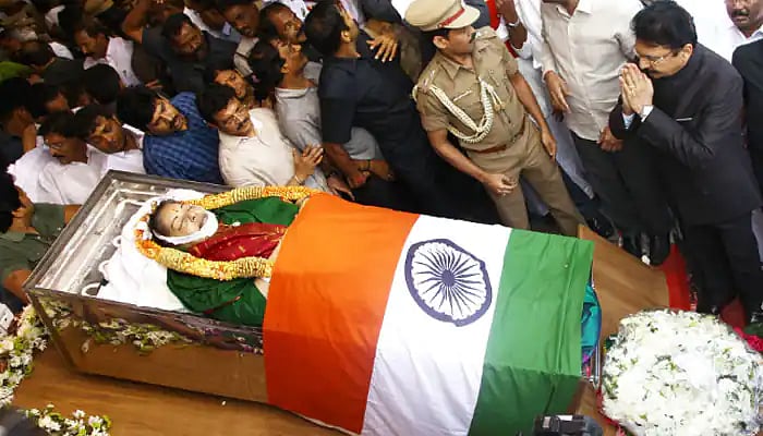 ஜெயலலிதா மரணம் குறித்த அறிக்கையில் இந்த 10 புள்ளிகளை கவனித்தீர்களா? - ஆறுமுகசாமி ஆணையம் வைத்த ‘செக்’ !