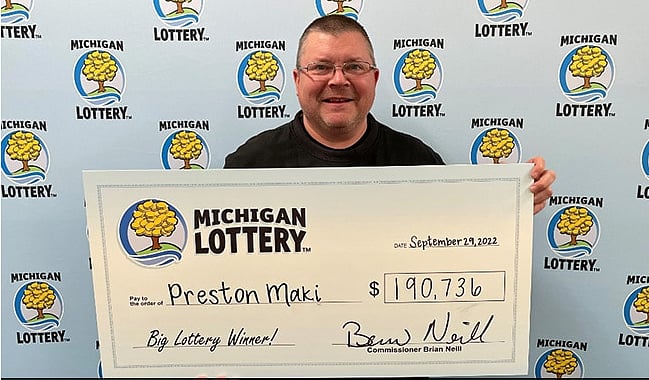 மளிகைசாமான் கடையில் லாட்டரி வாங்கிய நபருக்கு 1.5 கோடி : மனைவி கடைக்கு அனுப்பியதால் கிடைத்த ஜாக்பாட் !