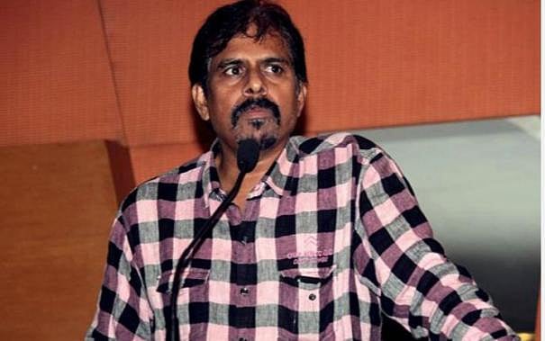 இயக்குநர் ஆர்.கே.செல்வமணி கார் கண்ணாடி உடைப்பு.. மர்ம நபர்களுக்கு போலிசார் வலைவீச்சு !