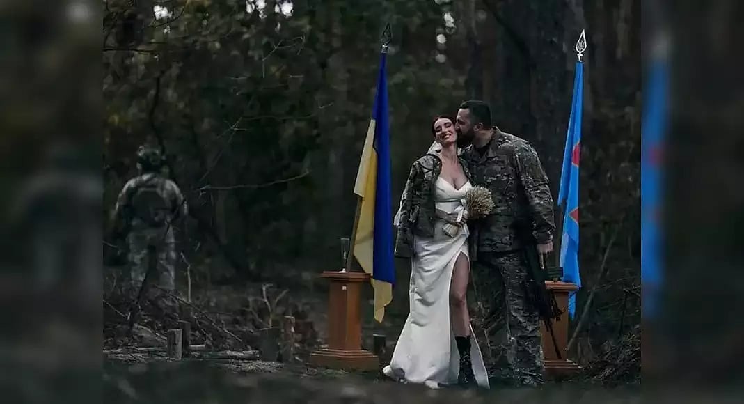 "போருக்கு நடுவில் பூத்த பூ" -போர்க்களத்தில் சந்தித்து போருக்கு நடுவே திருமணம் செய்த உக்ரைன் ஜோடி !