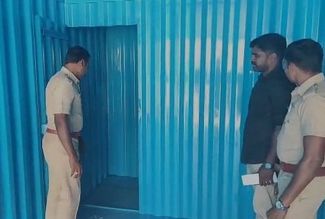 கண்டெய்னர் லாரியில் ரகசிய அறை.. 300 கிலோ குட்கா கடத்தல்: அதிரடியாக பறிமுதல் செய்த போலிஸ்!
