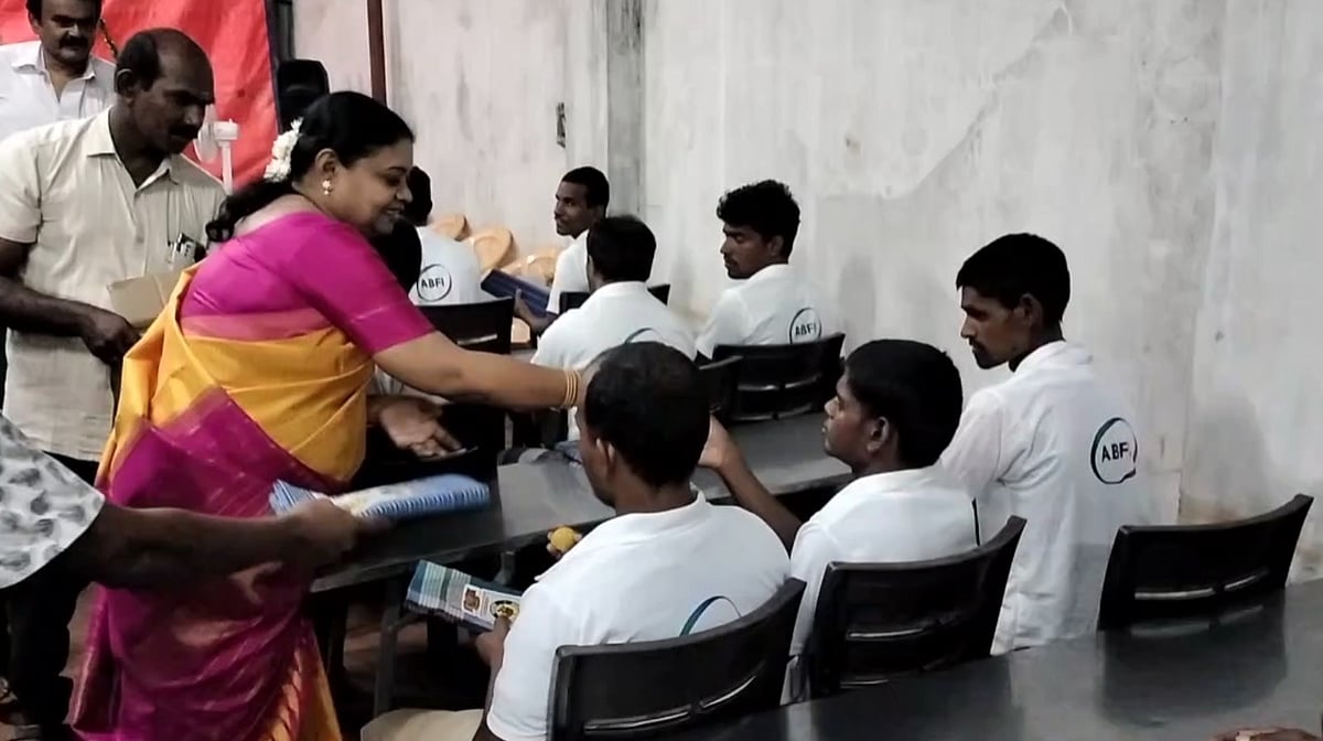 “ஆதரவற்றோர் இல்லத்தில் தீபாவளி கொண்டாடிய அமைச்சர் கீதா ஜீவன்” : நெகிழ்ந்த மாற்றுத்திறனாளிகள்!