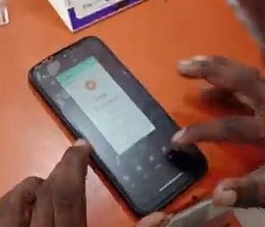 சிக்னல் வீக்கா இருக்கு.. கடையில் திருட்டுத்தனமாக Amazon Pay மூலம் புதிய செல்போனை வாங்க  முயன்ற வாலிபர்!