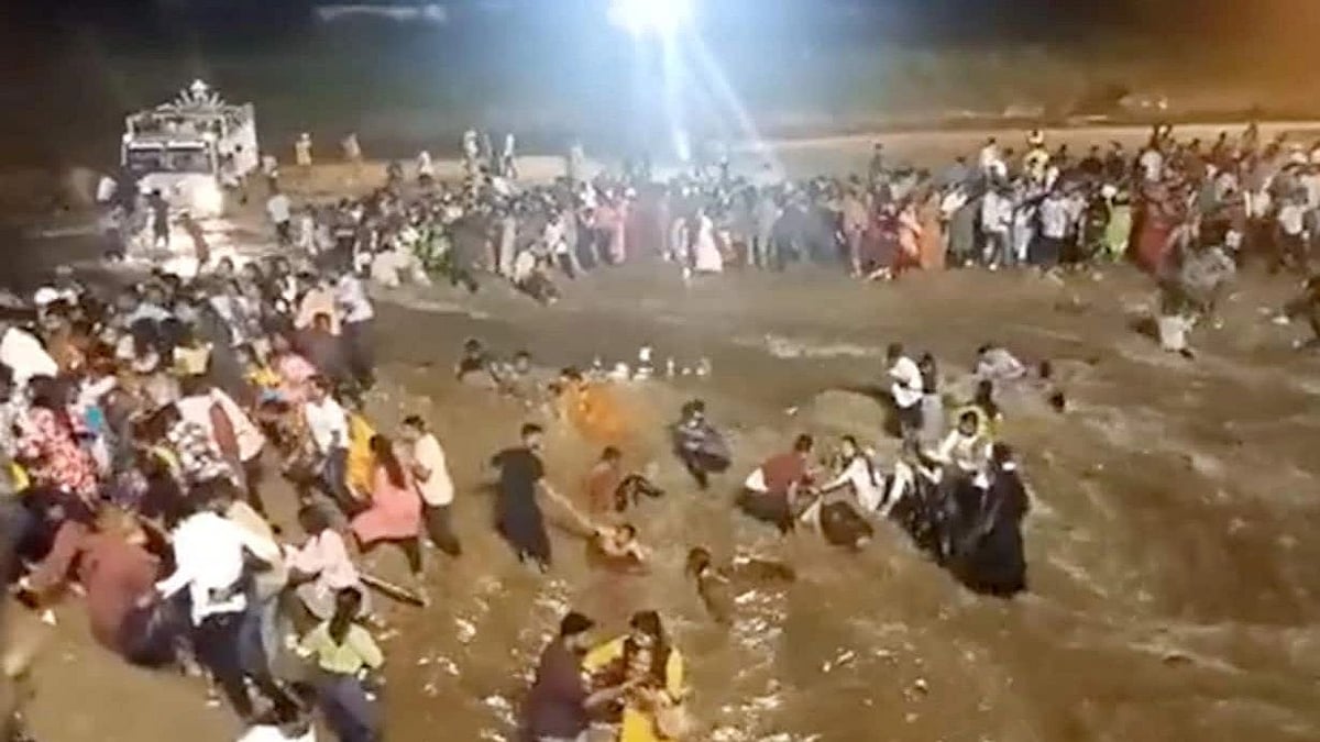 ஆற்றில் அடித்துச் செல்லப்பட்ட 40 பேர்.. 8 பேர் சடலமாக மீட்பு: மேற்குவங்கத்தில் தசரா விழாவில் நடந்த சோகம்!