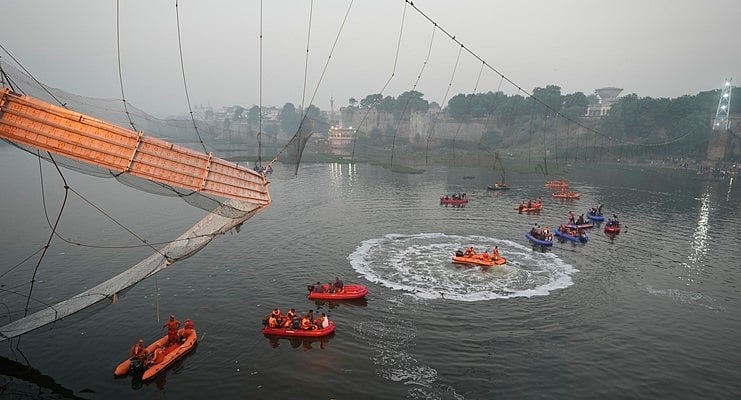 நாடகம் நடத்துவோர் மத்தியில் நிஜ ஹீரோ.. மோர்பி ஆற்றில் தத்தளித்த 50 பேரின் உயிரை காப்பாற்றிய இளைஞர்!