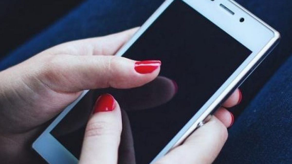 EMI-ல் செல்போன் வாங்கி பரிசளித்த கணவன்.. அதிருப்தியில் மனைவி எடுத்த விபரீத முடிவு!