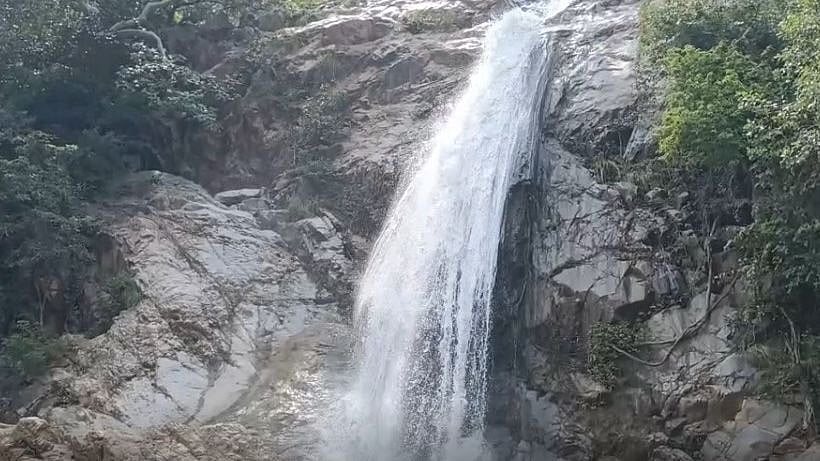 நீர்வீழ்ச்சியில் மூழ்கி வாலிபர் உயிரிழப்பு.. உறவினர்களுடன் சுற்றுலா வந்த இடத்தில் நடந்த துயர சம்பவம்!