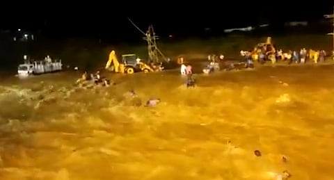 ஆற்றில் அடித்துச் செல்லப்பட்ட 40 பேர்.. 8 பேர் சடலமாக மீட்பு: மேற்குவங்கத்தில் தசரா விழாவில் நடந்த சோகம்!