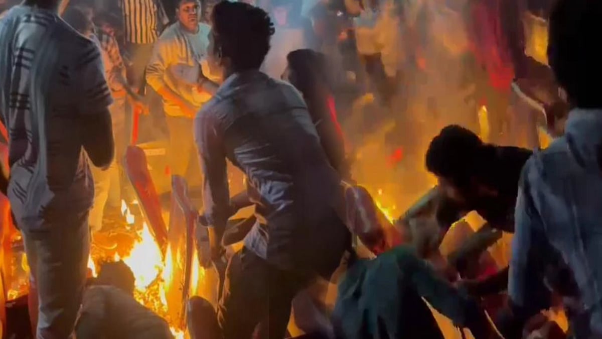 தியேட்டரில் திரையிடப்பட்ட பில்லா.. ரசிகர்களின் குஷியால் பற்றியெரிந்த தியேட்டர்.. ஆந்திராவில் அட்ராசிட்டி!