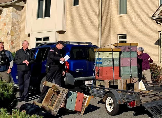 கைது செய்யவந்த போலிஸ்.. திடீரென பெண் செய்த செயலால் தெறித்து ஓடிய போலிஸார்.. நடந்தது என்ன ? 