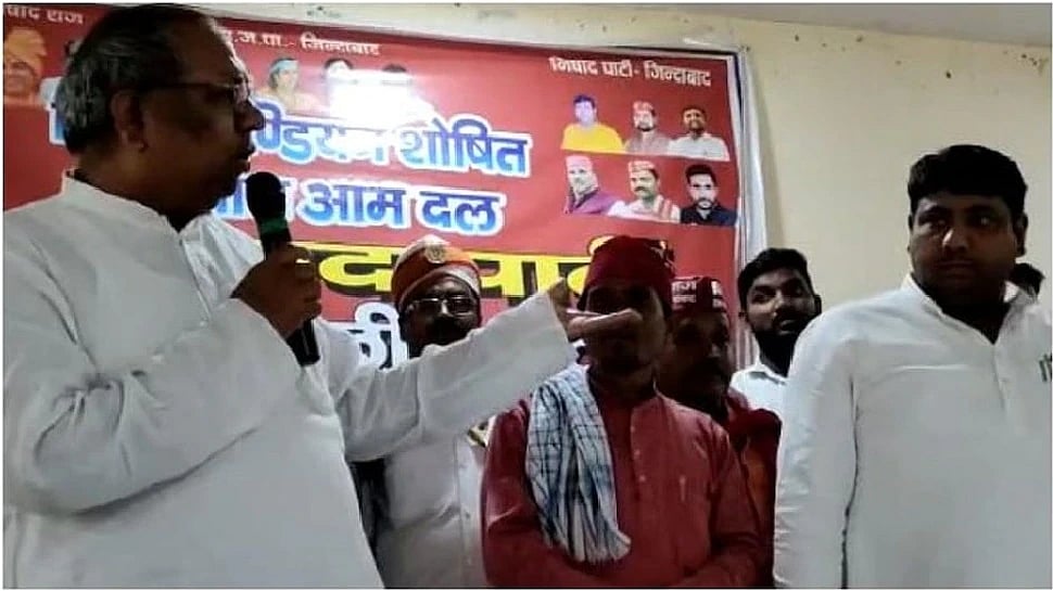 மூச்சுக்கொடுத்து பேசியும் கண்டுகொள்ளாத தொண்டர்கள்.. வெடுக்கென மைக்கை தூக்கி எறிந்த பா.ஜ.க அமைச்சர் !