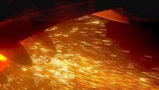 நள்ளிரவில் தீ பிடித்த விமானம்.. அலறியடித்த பயணிகள்: அவசர அவசரமாக தரையிறங்கிய இண்டிகோ விமானம்!