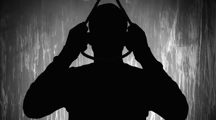 போன் பேசிக்கொண்டிருந்த மனைவி.. ஆத்திரத்தில் போனை உடைத்த கணவர்.. இறுதியில் நடந்த சோகம் !