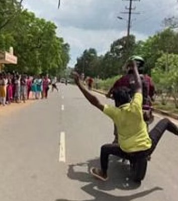 மாணவிகள் முன்பு பந்தா காட்ட நினைத்து பஞ்சரான வாலிபர்..  அதே கல்லூரி வாசலில் தண்டனை கொடுத்த நீதிமன்றம்!